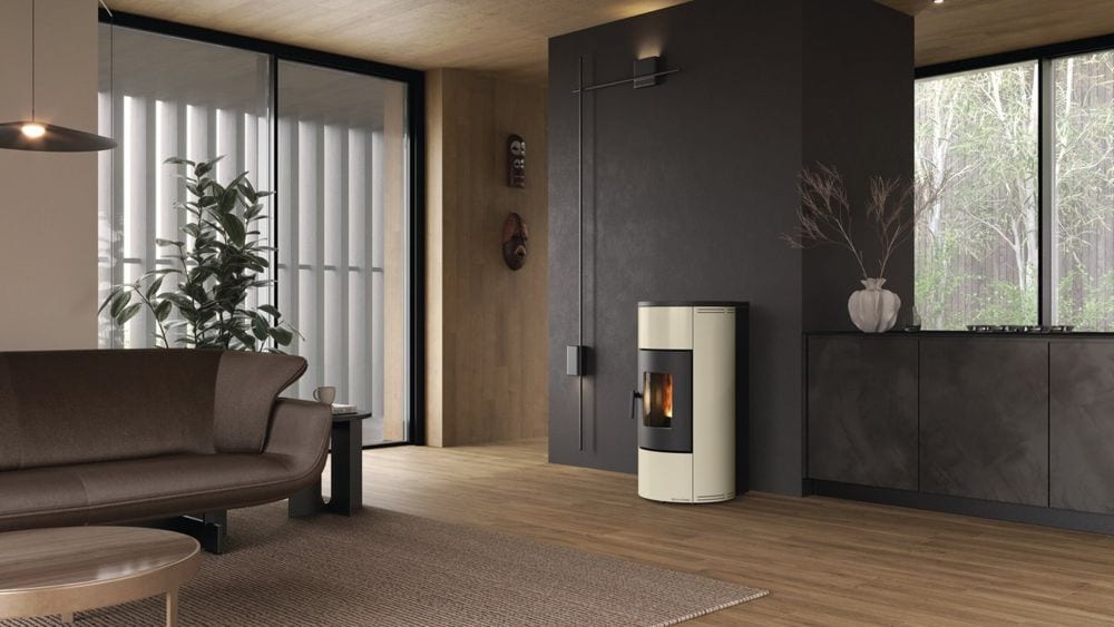 Daniela von Extraflame im Wohnraum